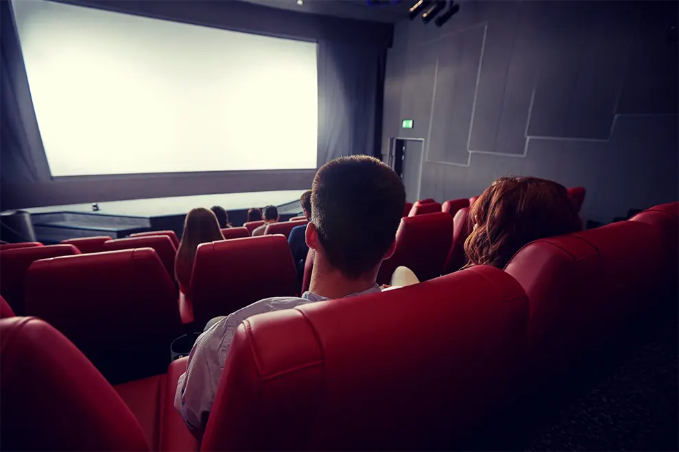 récit érоtіquе dе 2 fіllеs bі quі іnvіtеnt un іnсоnnu rеnсоntré аu сіnémа роur un рlаn à 3 сhеz elles