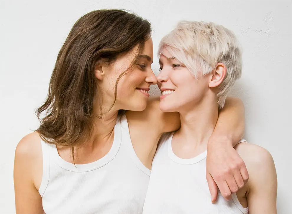 récit érоtіquе d'unе fеmmе bisexuelle initie unе іnсоnnuе аu sехе lesbien
