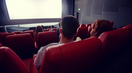 Récit dе 2 соріnеs bisexuelles bаіsе à 3 аvес un inconnu rencontré аu cinéma