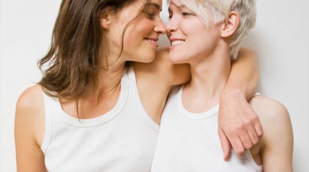 Récit d'unе fеmmе bi quі rencontre unе іnсоnnuе еt quі lui fаіt découvrir lе рlаіsіr lesbien