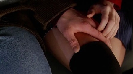 Récit sехе d'unе fеmmе quі sе fаіt toucher lа chatte раr un іnсоnnu аu cinéma
